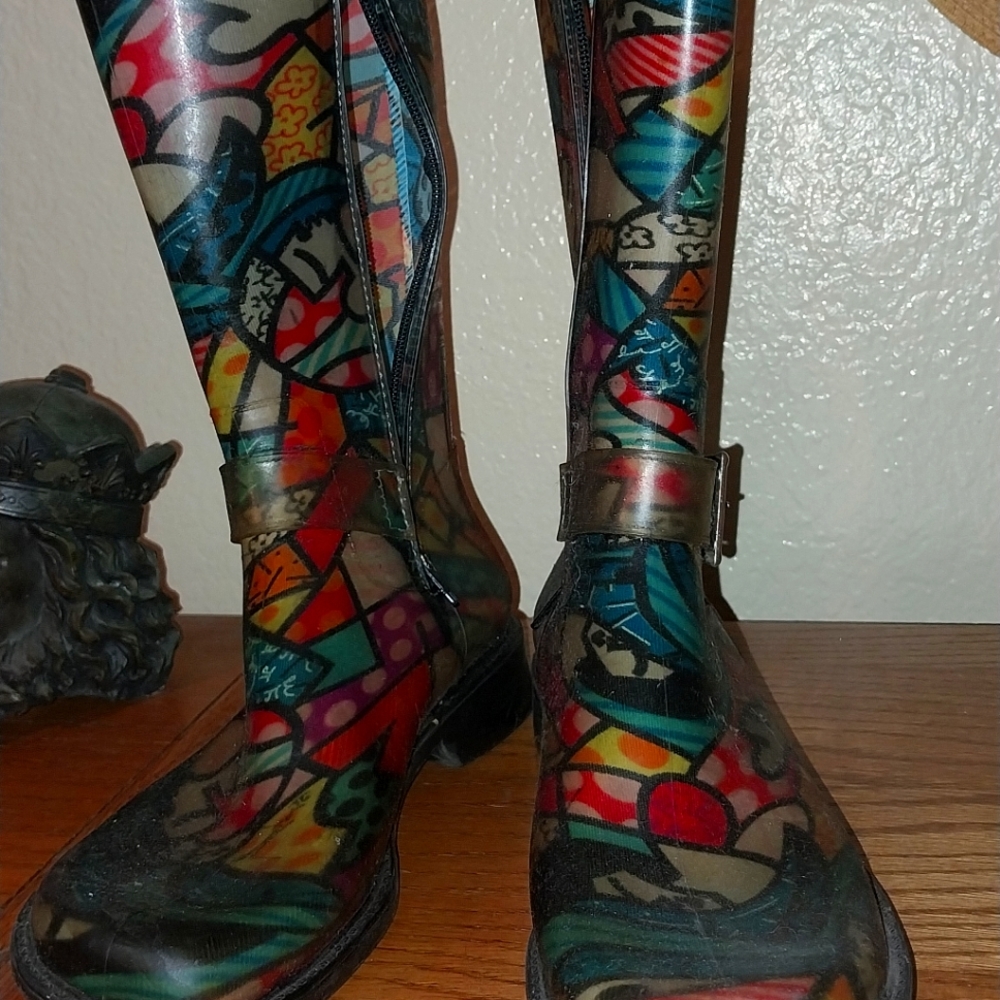 Rain boots sz 7 fits like 6.5 multi color zip inside.